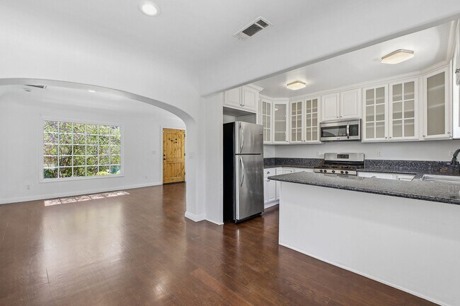 Building Photo - 585 W Calaveras St