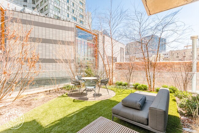 Building Photo - 436 Albee Square W
