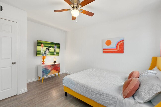 Building Photo - 5747 N 48th Ln