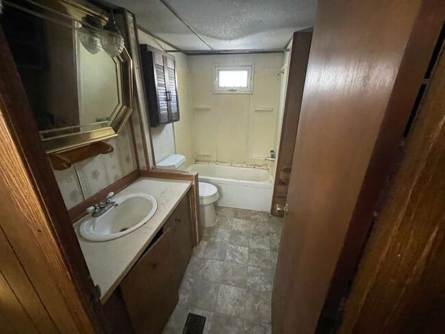 Building Photo - 1806 E Webster Rd