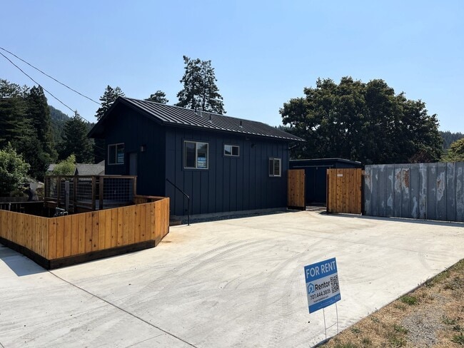 Primary Photo - Charming Pet-Friendly Brand New 1 Bedroom ...