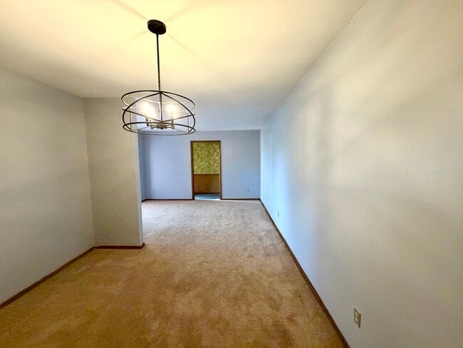 Building Photo - Impressive 5 Bedrooms & 3 full Bathroom Home