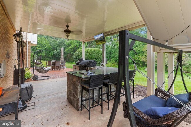 Building Photo - 15292 Golf View Dr