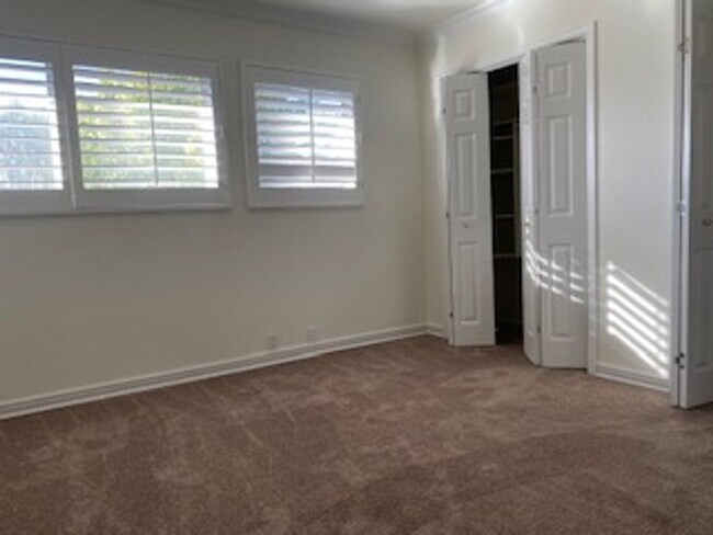Building Photo - Elegant 4 bedroom, 3 bath large home locat...