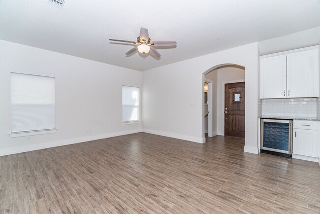 Building Photo - BEAUTIFUL PALLATIUM VILLAS 2-BEDROOM