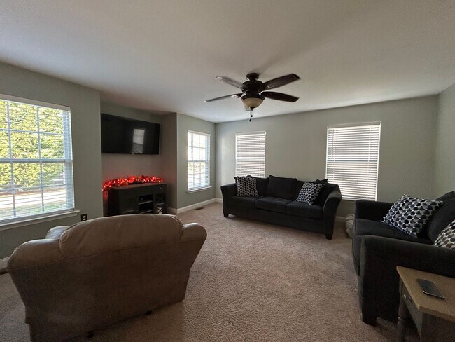 Building Photo - 84 Laks Ct