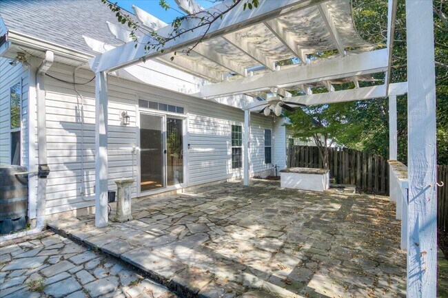Building Photo - 702 Lakeside Landing Ct