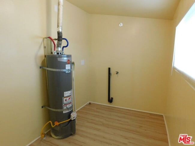 Building Photo - 616 W 58th St