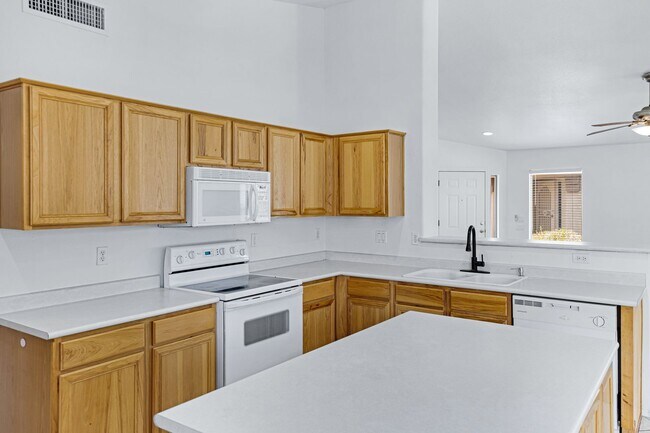 Building Photo - Beautiful Large 3 Bedroom home in Parkwood...