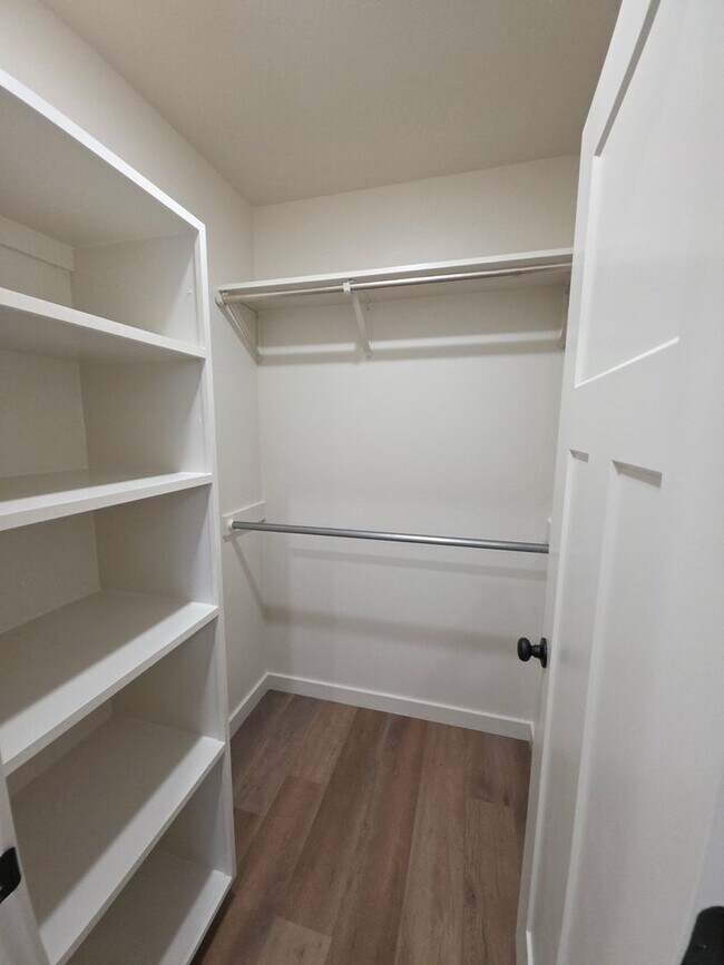 Building Photo - 703 W 12th St