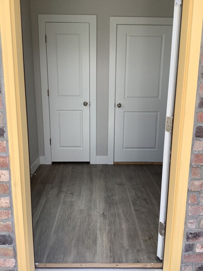 Building Photo - FREE RENT FIRST MONTH - Townhome in Prime ...