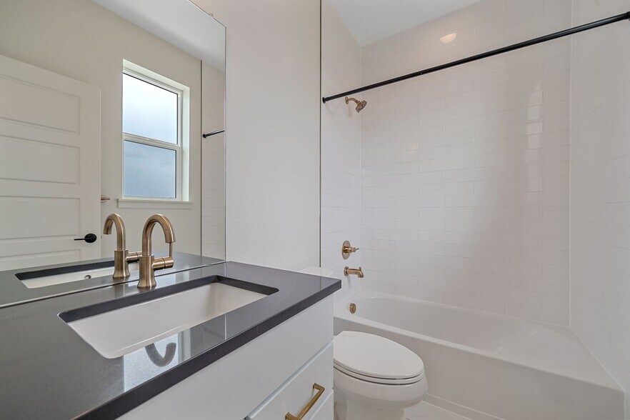 Building Photo - 10860 Lyric St