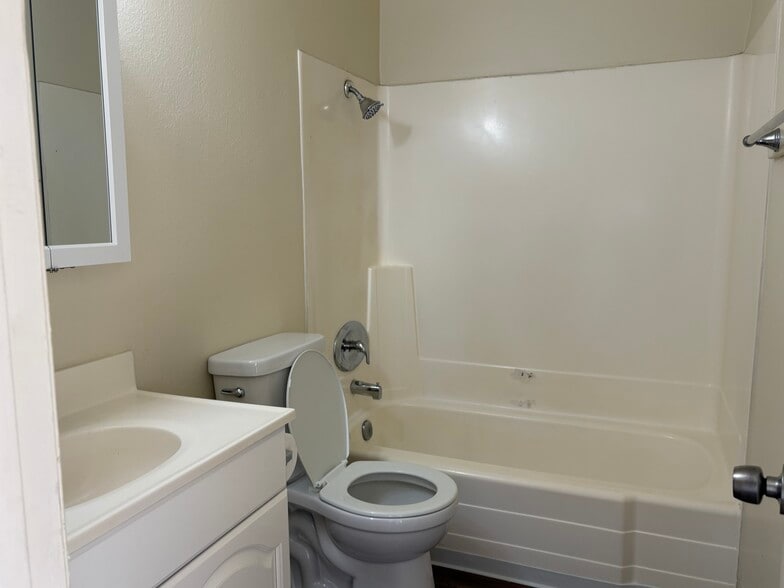 Building Photo - 1218 Presioca St