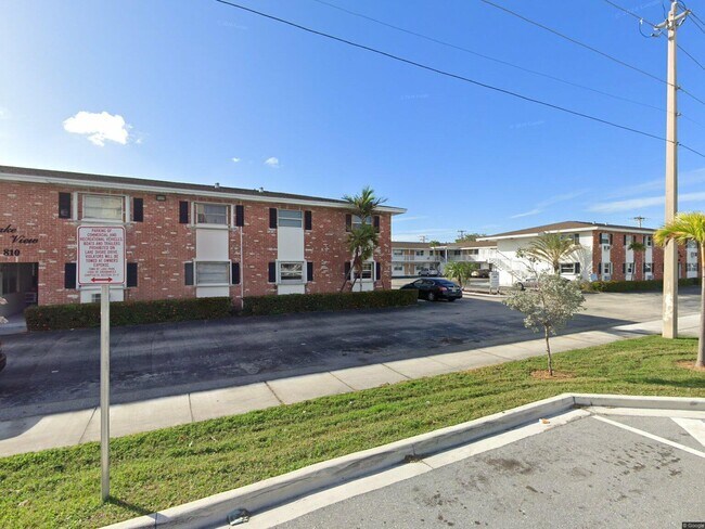 Building Photo - 810 Lake Shore Dr