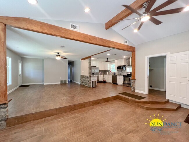 Building Photo - Beautiful 3 bedroom home that is centrally...