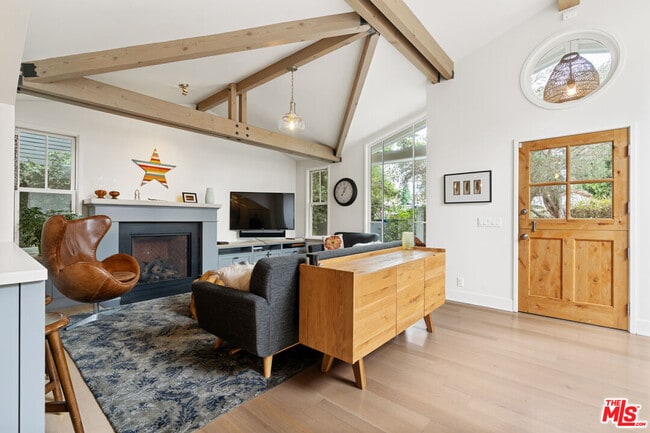 Building Photo - 942 Superba Ave