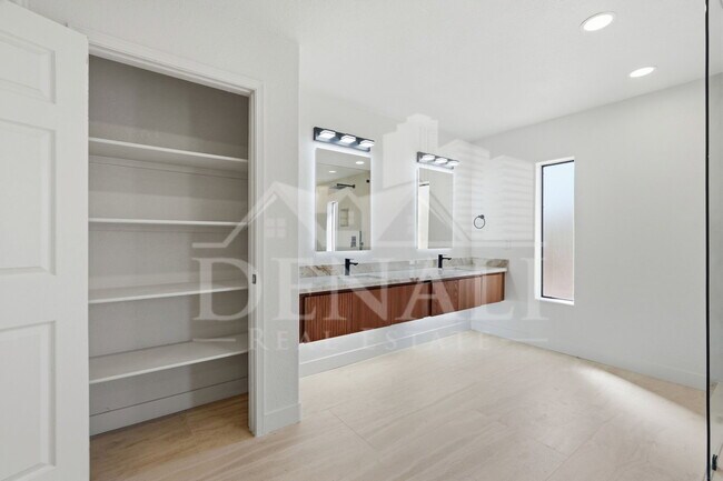 Building Photo - 10643 N Indian Wells Dr