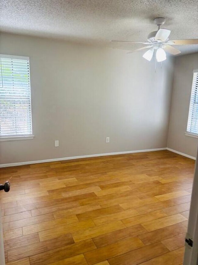Building Photo - ASK ABOUT BACK TO SCHOOL MOVE IN SPECIAL!