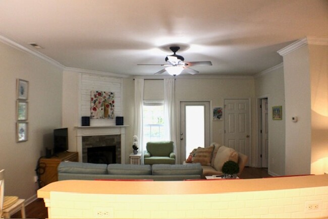 Building Photo - Fabulous Fully Furnished Townhome Availabl...