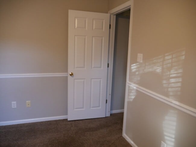Building Photo - Three bedroom!