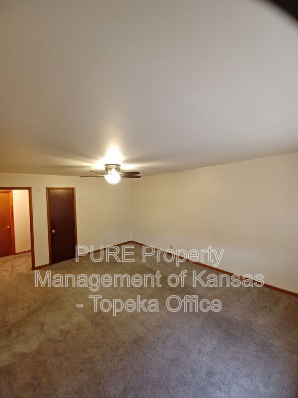 Building Photo - 643 SW Oakley Ave