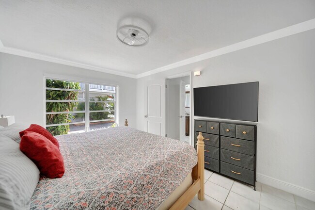 Building Photo - 2724 NE 14th St