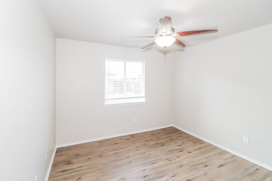 Building Photo - 102 Creek Ledge Dr