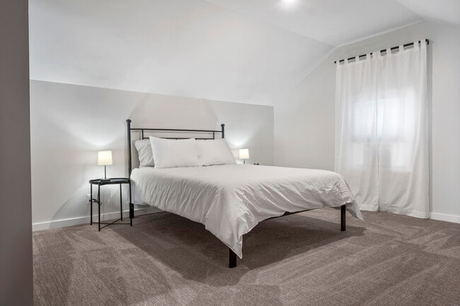 Building Photo - 1223 E Oakland Ave