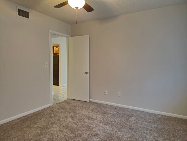 Building Photo - Very Cozy 2 Bedroom 1 Bath with Water incl...