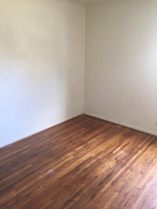 Building Photo - 1005 Nancy Ln SE