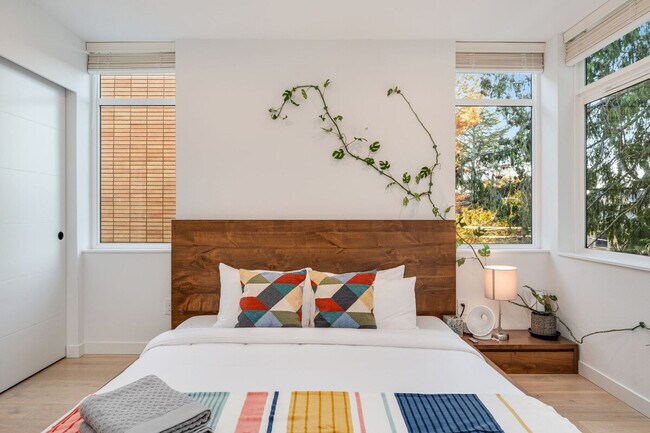 Building Photo - 673 Belmont Pl E