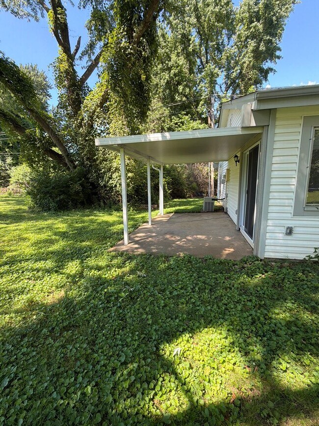Building Photo - 602 Ledyard Dr