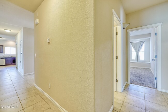 Building Photo - 5601 Valley Maple Dr