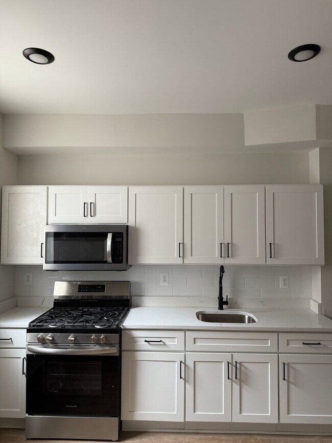 Building Photo - Newly Renovated Townhouse