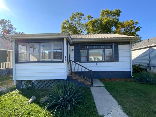 Primary Photo - 210 W Roselawn St