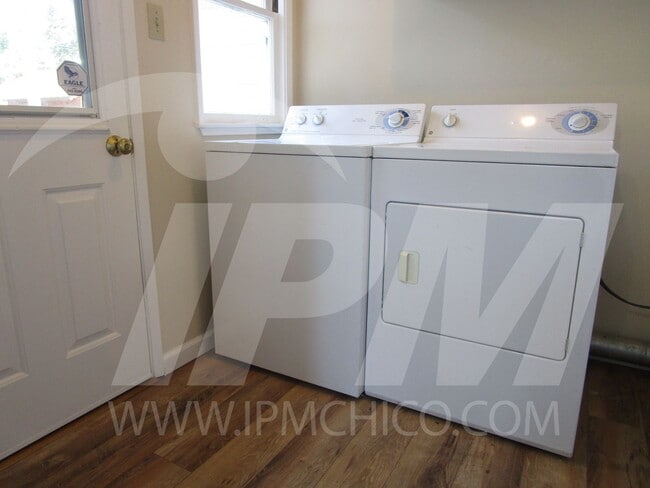 Building Photo - 2-Bed, 2-Bath Cottage PENDING