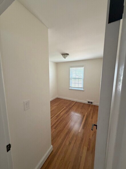 Building Photo - 41 Maplecrest Dr