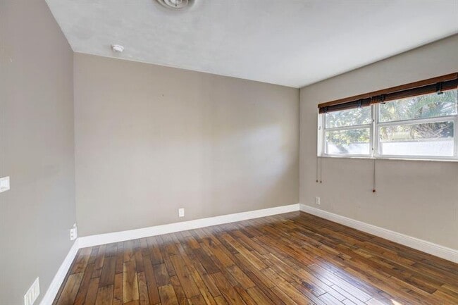 Building Photo - 2740 NE 34th St