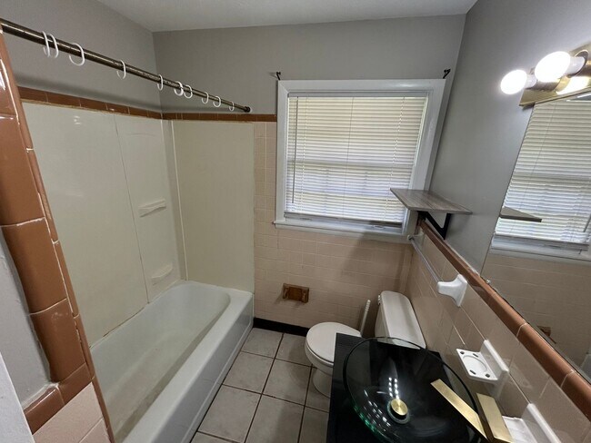 Building Photo - 3br 1.5 BA with fence