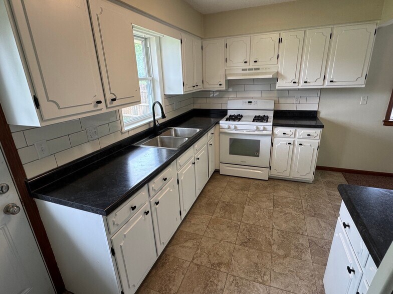 Building Photo - 840 Parkview Ct