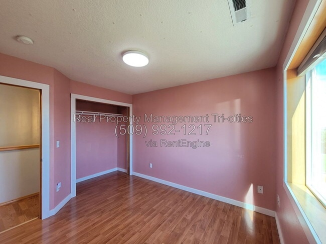 Building Photo - 476 Satus St