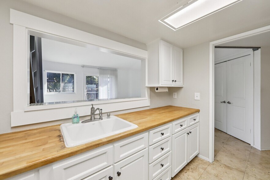 Kitchen view - 5400 Mountain Blvd