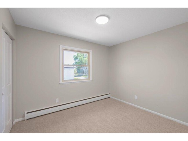 Building Photo - "Modern 2 Bed Apartment in Mounds View - P...