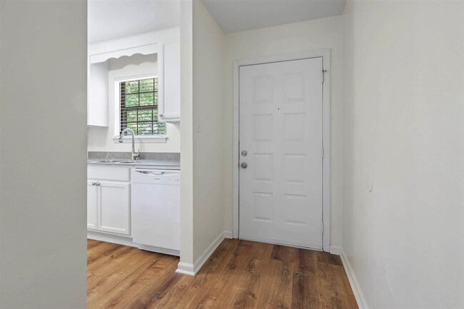Building Photo - 2556 Panther Creek Rd