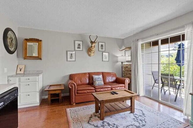 Building Photo - Adorable 1BR - Ground Entry Available FULLY FURNISHED