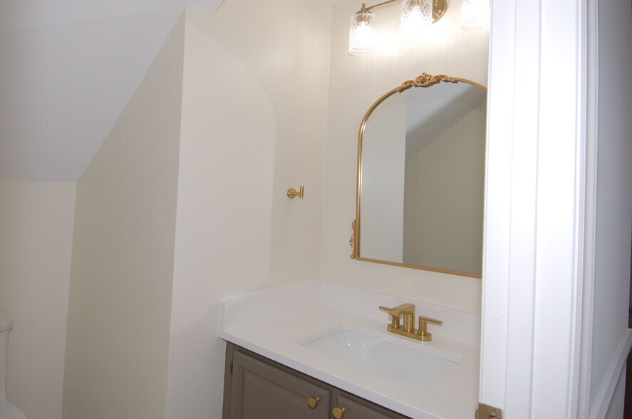 Building Photo - 1651 Village Glenn Dr