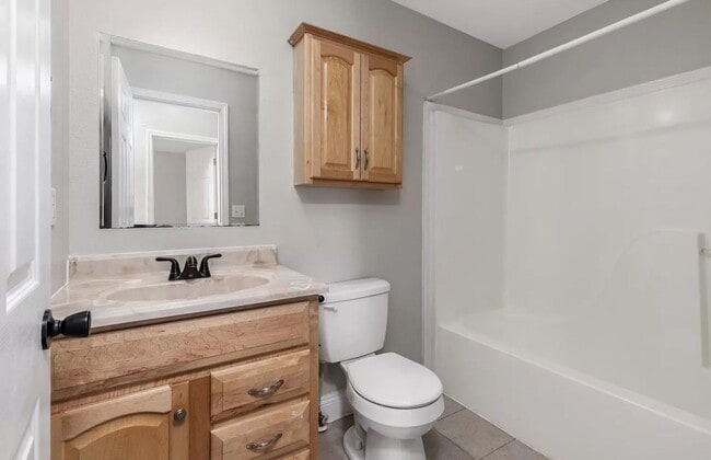 Building Photo - 5 Bedroom Home Located in Waynesville, MO!