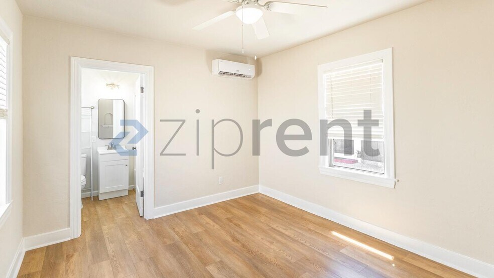 Building Photo - Unit 4
