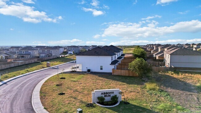 Building Photo - Luxury Townhome in Abbott Run!