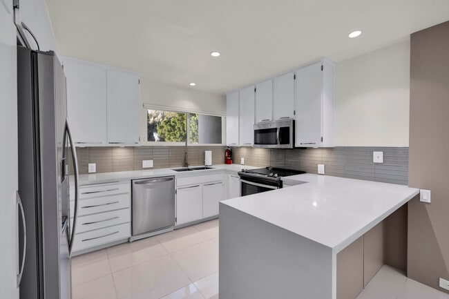 Building Photo - 2521 N Whitewater Club Dr